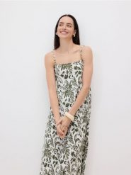 Wzorzysta sukienka midi - kremowy. Białe sukienki damskie Reserved, l, bez wzorów, z dzianiny, bez kołnierzyka, bez ramiączek, midi. W wyprzedaży za 39.99 zł.