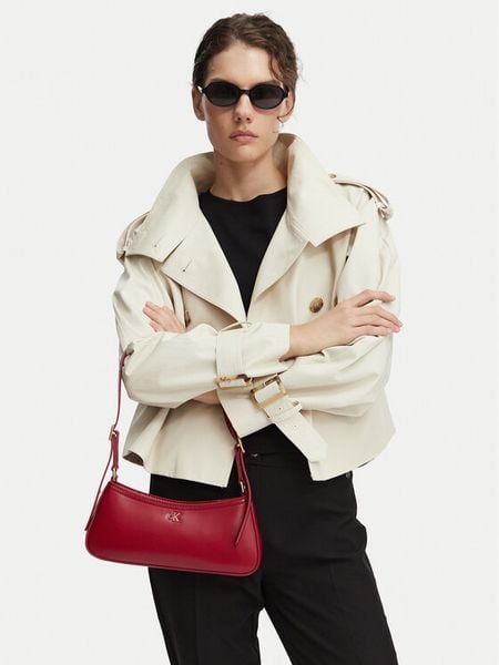 Calvin Klein Torebka Ck Small Shoulder Bag LV04F3170G Czerwony. Czerwone torebki klasyczne damskie CALVIN KLEIN, bez wzorów, ze skóry, bez dodatków. Za 368.99 zł.