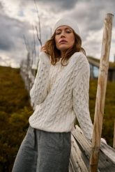 Sweter z ozdobnym splotem beżowy. Brązowe swetry klasyczne damskie MOODO, xl, z poliamidu, bez kołnierzyka. Za 149.99 zł.