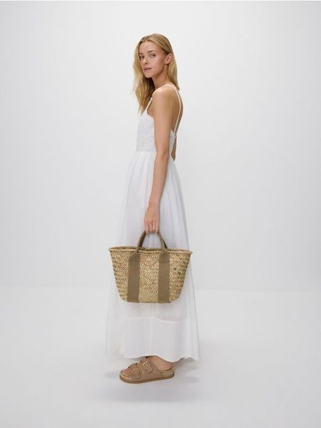 Sukienka z ażurową górą - biały. Białe sukienki damskie Reserved, l, w ażurowe wzory, z bawełny, bez kołnierzyka, bez ramiączek, maxi, rozkloszowane. W wyprzedaży za 69.99 zł.