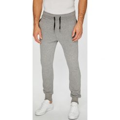 Brave Soul - Spodnie. Szare spodnie materiałowe męskie Brave Soul, bez wzorów, z bawełny, casualowe. W wyprzedaży za 59.90 zł.