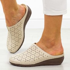 Beżowe klapki damskie na koturnie Potocki 24301. Brązowe klapki damskie POTOCKI, bez wzorów, z jeansu, bez obcasa, na koturnie. Za 129.00 zł.