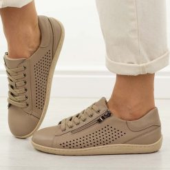 Beżowe skórzane półbuty damskie barefoot Jezzi Ol38-6. Brązowe półbuty damskie Jezzi, w ażurowe wzory, z jeansu, klasyczne, bez obcasa, na płaskiej podeszwie. W wyprzedaży za 215.10 zł.