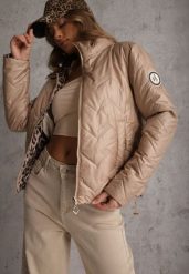 Ciemnobeżowa Pikowana Kurtka Dwustronna z Motywem Panterki i Naszywką Damike. Brązowe kurtki damskie Renee, na wiosnę, s, z aplikacjami, bez kaptura. Za 129.99 zł.