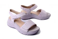 TAMARIS COMFORT 8-88730-44 550 lilac, sandały damskie. Fioletowe sandały damskie Tamaris, bez wzorów, bez obcasa, na koturnie. Za 359.90 zł.