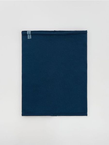 Bawełniany komin z naszywką - niebieski. Niebieskie szaliki dziecięce Reserved, z bawełny, bez ramiączek. Za 29.99 zł.