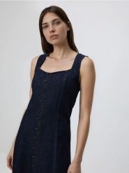 Jeansowa sukienka midi - granatowy. Niebieskie sukienki damskie Reserved, l, bez wzorów, z bawełny, bez kołnierzyka, bez ramiączek, midi, rozkloszowane. Za 159.99 zł.