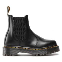 Sztyblety Dr. Martens. Czarne botki damskie Dr. Martens, bez obcasa, na płaskiej podeszwie, bez zapięcia. Za 749.99 zł.