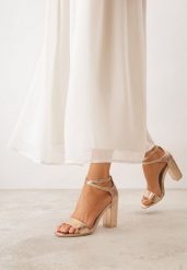 Szampańskie Sandały na Obcasie VICES z Wkładką ze Skóry Naturalnej i Paskami Paphis. Żółte sandały damskie Born2be, bez wzorów, ze skóry, bez obcasa, na obcasie. Za 109.99 zł.