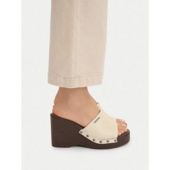 Klapki G-Star. Brązowe klapki damskie G-Star, bez wzorów, bez obcasa. Za 259.99 zł.