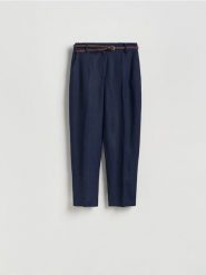 Lniane spodnie z paskiem - granatowy. Niebieskie spodnie materiałowe damskie Reserved, bez wzorów, z tkaniny. Za 139.99 zł.