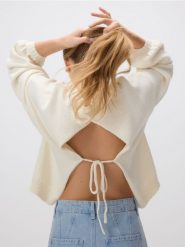 Sweter z wiązaniem z tyłu - kremowy. Białe swetry klasyczne damskie Reserved, l, z bawełny, bez kołnierzyka. Za 119.99 zł.