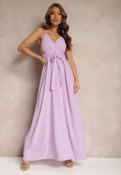 Jasnofioletowa Kopertowa Sukienka o Rozkloszowanym Fasonie na Ramiączkach Piavana. Fioletowe sukienki damskie Renee, na imprezę, na lato, l, z aplikacjami, eleganckie, bez kołnierzyka, bez ramiączek, maxi, kopertowe. W wyprzedaży za 52.49 zł.
