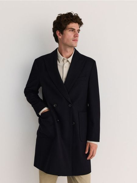 Dwurzędowy płaszcz z wełną - granatowy. Niebieskie płaszcze męskie Reserved, l, bez wzorów, z tkaniny. W wyprzedaży za 199.99 zł.
