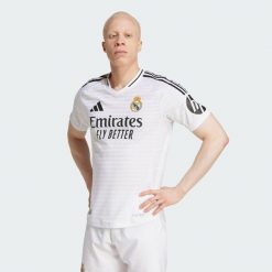 Koszulka Real Madrid 24/25 Home Authentic. Białe t-shirty sportowe męskie Adidas, l, z materiału, bez ramiączek, do piłki nożnej. W wyprzedaży za 466.00 zł.