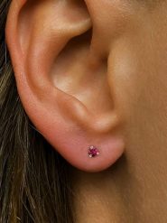 Les Petites Précieuses Pozłacane kolczyki-wkrętki z rubinem rozmiar: onesize. Czerwone kolczyki damskie Les Petites Précieuses, z rubinem, pozłacane. Za 160.96 zł.