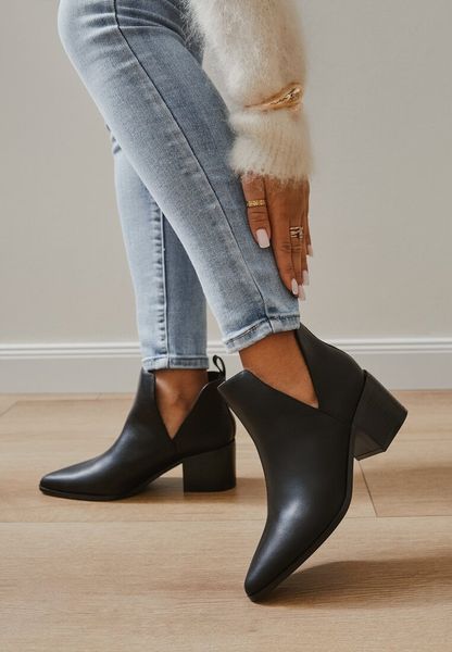 Czarne Botki Vices na Obcasie z Ozdobnym Wycięciem Annaviel. Czarne botki damskie Born2be, z dzianiny, ze szpiczastym noskiem, bez obcasa, na obcasie, bez zapięcia. Za 109.99 zł.