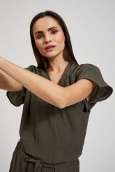 Koszula z dekoltem w serek i krótkimi rękawami oliwkowa. Zielone koszule damskie MOODO, l, bez wzorów, bez kołnierzyka, bez ramiączek. W wyprzedaży za 44.99 zł.