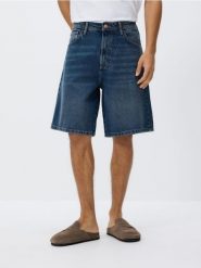 Denimowe szorty baggy - indigo jeans. Niebieskie szorty męskie Reserved, z denimu, bez kołnierzyka. W wyprzedaży za 79.99 zł.