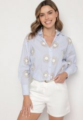 Jasnoniebieska Bawełniana Koszula w Paski Zdobiona Haftem z Metaliczną Nicią Redamia. Niebieskie koszule damskie Born2be, l, z aplikacjami, z bawełny, eleganckie, bez kołnierzyka, bez ramiączek. Za 74.99 zł.