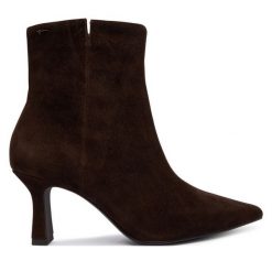 Botki Tamaris. Brązowe botki damskie Tamaris, bez obcasa, na słupku, bez zapięcia. Za 449.99 zł.