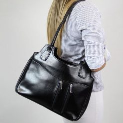 Torebka skórzana damska DAN-A T1 czarna. Czarne torebki klasyczne damskie DAN-A, bez wzorów, ze skóry, bez dodatków. Za 349.99 zł.