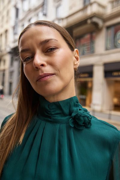 Koszula z kwiatem zielona. Zielone koszule damskie MOODO, bez wzorów, z poliesteru, bez kołnierzyka, bez ramiączek. W wyprzedaży za 99.99 zł.