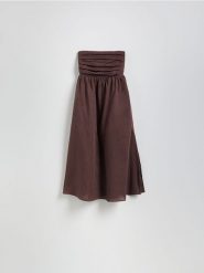 Sukienka midi z lnem - brązowy. Brązowe sukienki damskie Reserved, l, bez wzorów, z tkaniny, bez kołnierzyka, bez ramiączek, midi, rozkloszowane. Za 199.99 zł.