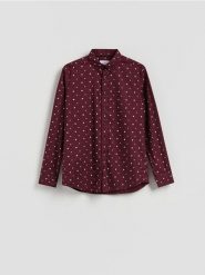 Koszula slim fit w świąteczny wzór - bordowy. Czerwone koszule męskie Reserved, l, bez wzorów, z bawełny, bez kołnierzyka, bez ramiączek. Za 99.99 zł.