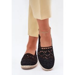 Koronkowe Espadryle Damskie Czarne. Czarne espadryle damskie bez wzorów, z koronki, bez obcasa. Za 106.94 zł.