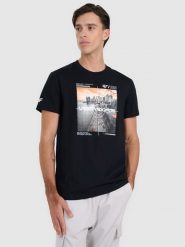 4F T-shirt regular z nadrukiem męski - czarny S. Czarne t-shirty męskie 4f, m, bez wzorów, z bawełny, bez kołnierzyka. W wyprzedaży za 59.99 zł.