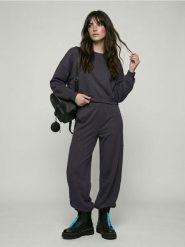 Bluza crewneck soft touch z dodatkiem wiskozy - niebieski. Niebieskie bluzy sportowe damskie Sinsay, l, bez wzorów, z wiskozy, bez ramiączek, bez kaptura. Za 45.99 zł.
