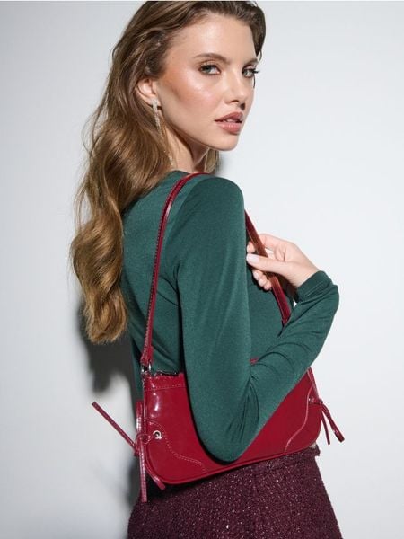 Mała lakierowana torebka na ramię - bordowy. Czerwone torebki klasyczne damskie Sinsay, bez wzorów, z lakierowanej skóry, małe, lakierowane, bez dodatków. W wyprzedaży za 14.99 zł.