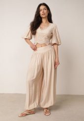 Beżowy Letni Komplet Boho z Wiskozy Bluzka z Koronką i Spodnie ze Ściągaczami Enatea. Brązowe spodnie materiałowe damskie Born2be, z aplikacjami, z koronki, boho. Za 229.99 zł.