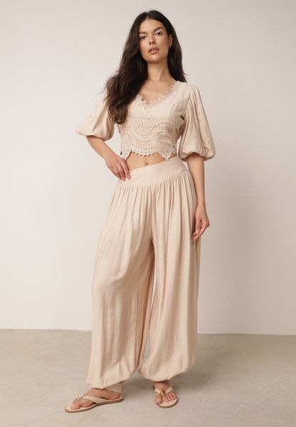 Beżowy Letni Komplet Boho z Wiskozy Bluzka z Koronką i Spodnie ze Ściągaczami Enatea. Brązowe spodnie materiałowe damskie Born2be, z aplikacjami, z koronki, boho. Za 229.99 zł.