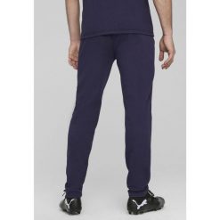 Męskie spodnie Casuals FC Red Bull Salzburg PUMA Navy Red Blue. Czerwone spodnie dresowe męskie Puma, bez wzorów, z dresówki. W wyprzedaży za 174.00 zł.