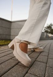 Jasnobeżowe Półbuty na Platformie i Słupku w Stylu Mary Jane ze Sprzączką Rivora. Brązowe półbuty damskie Renee, bez wzorów, z materiału, z okrągłym noskiem, bez obcasa, na platformie. Za 109.99 zł.