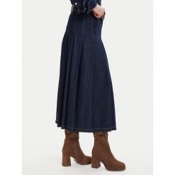 Kozaki DeeZee. Brązowe kozaki damskie DeeZee, bez obcasa, na słupku. Za 219.99 zł.