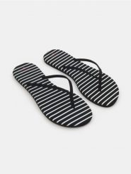 Japonki w paski - czarny. Czarne klapki damskie Sinsay, bez wzorów, bez obcasa. Za 15.99 zł.