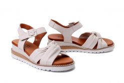 ARTIKER RELAKS 50C0841 jasnobeżowy, sandały damskie. Brązowe sandały damskie Artiker Relaks, bez wzorów, z gumy, bez obcasa, na koturnie. Za 223.92 zł.
