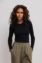 Dopasowany top z długim rękawem w kolorze BLACK - MOODY-XS. Czarne topy damskie Marsala, xs, bez wzorów, z bawełny, bez kołnierzyka. Za 129.90 zł.