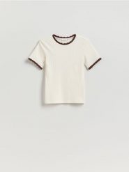 T-shirt z ozdobną lamówką - złamana biel. T-shirty damskie Reserved, l, bez wzorów, z dzianiny, bez kołnierzyka. Za 69.99 zł.