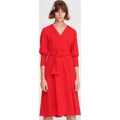 Czerwona sukienka - Czerwony. Czerwone sukienki damskie Reserved, bez wzorów, bez kołnierzyka, bez ramiączek. Za 229.99 zł.