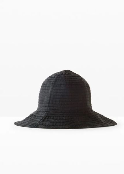 Kapelusz typu bucket w stylu żebrowanym. Czarne kapelusze damskie bonprix, bez wzorów. Za 34.99 zł.