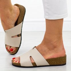 Beżowe skórzane Polskie klapki damskie Deoni k805. Brązowe klapki damskie Deoni, bez wzorów, ze skóry, bez obcasa, na płaskiej podeszwie. Za 299.00 zł.
