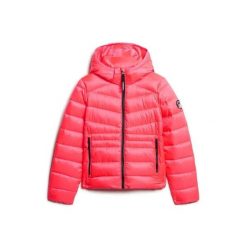 Damska kurtka z kapturem Superdry Fuji. Czerwone kurtki damskie Superdry., na zimę, xs, z aplikacjami, z materiału, z kapturem. Za 585.90 zł.