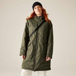 Kurtka przeciwdeszczowa z kapturem damska Regatta Romine II. Brązowe kurtki damskie Regatta, bez wzorów, z kapturem. W wyprzedaży za 379.99 zł.