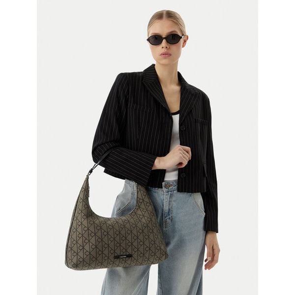 Torebka Calvin Klein. Brązowe torebki klasyczne damskie CALVIN KLEIN, bez wzorów, bez dodatków. Za 569.99 zł.