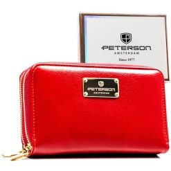 Czerwony portfel damski w typie piórnika ze skóry ekologicznej wyposażony w system RFID - Peterson. Czerwone portfele damskie Peterson, bez wzorów, ze skóry ekologicznej. Za 104.99 zł.