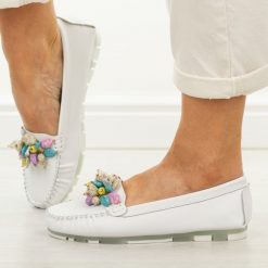 Białe skórzane mokasyny damskie Filippo Dp7809/26. Białe mokasyny damskie Filippo, z jeansu. W wyprzedaży za 192.72 zł.